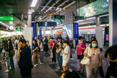 Bangkok, Tayland, 02 Mart 2025 BTS Skytrain Bangkok 'ta bir hızlı ulaşım sistemidir. BTS, verimli ve ucuz bir seyahat biçimi olarak hizmet vererek şehir genelinde uygun bir ulaşım sağlar..