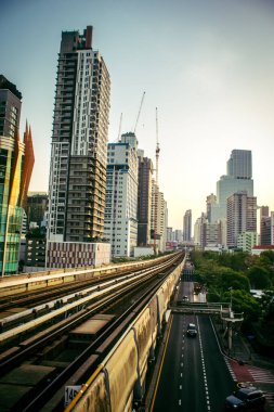 Bangkok, Tayland, 02 Mart 2025 BTS Skytrain Bangkok 'ta bir hızlı ulaşım sistemidir. BTS, verimli ve ucuz bir seyahat biçimi olarak hizmet vererek şehir genelinde uygun bir ulaşım sağlar..