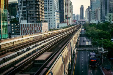 Bangkok, Tayland, 02 Mart 2025 BTS Skytrain Bangkok 'ta bir hızlı ulaşım sistemidir. BTS, verimli ve ucuz bir seyahat biçimi olarak hizmet vererek şehir genelinde uygun bir ulaşım sağlar..