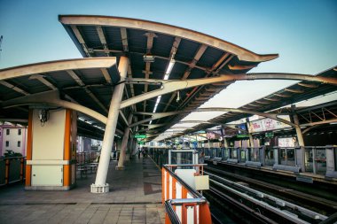 Bangkok, Tayland, 02 Mart 2025 BTS Skytrain Bangkok 'ta bir hızlı ulaşım sistemidir. BTS, verimli ve ucuz bir seyahat biçimi olarak hizmet vererek şehir genelinde uygun bir ulaşım sağlar..