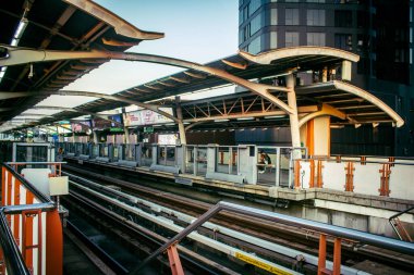 Bangkok, Tayland, 02 Mart 2025 BTS Skytrain Bangkok 'ta bir hızlı ulaşım sistemidir. BTS, verimli ve ucuz bir seyahat biçimi olarak hizmet vererek şehir genelinde uygun bir ulaşım sağlar..