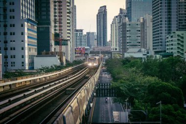 Bangkok, Tayland, 02 Mart 2025 BTS Skytrain Bangkok 'ta bir hızlı ulaşım sistemidir. BTS, verimli ve ucuz bir seyahat biçimi olarak hizmet vererek şehir genelinde uygun bir ulaşım sağlar..