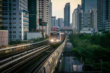 Bangkok, Tayland, 02 Mart 2025 BTS Skytrain Bangkok 'ta bir hızlı ulaşım sistemidir. BTS, verimli ve ucuz bir seyahat biçimi olarak hizmet vererek şehir genelinde uygun bir ulaşım sağlar..