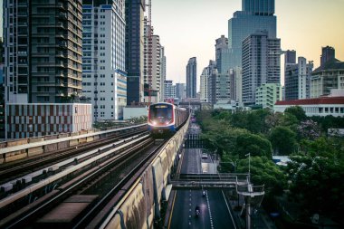 Bangkok, Tayland, 02 Mart 2025 BTS Skytrain Bangkok 'ta bir hızlı ulaşım sistemidir. BTS, verimli ve ucuz bir seyahat biçimi olarak hizmet vererek şehir genelinde uygun bir ulaşım sağlar..