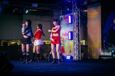 Bangkok, Tayland, 02 Mart 2025 MBK Center 'da sahne alan K-pop müzik grubu. K-pop, Güney Kore kökenli popüler bir müzik türüdür. Dünyanın dört bir yanından stiller ve türler içeriyor..