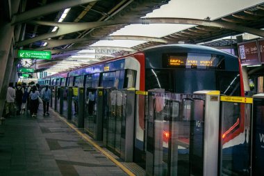 Bangkok, Tayland, 02 Mart 2025 BTS Skytrain Bangkok 'ta bir hızlı ulaşım sistemidir. BTS, verimli ve ucuz bir seyahat biçimi olarak hizmet vererek şehir genelinde uygun bir ulaşım sağlar..