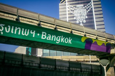 Bangkok, Tayland, 02 Mart 2025 BTS Skytrain Bangkok 'ta bir hızlı ulaşım sistemidir. BTS, verimli ve ucuz bir seyahat biçimi olarak hizmet vererek şehir genelinde uygun bir ulaşım sağlar..