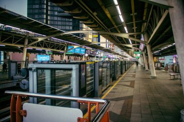 Bangkok, Tayland, 02 Mart 2025 BTS Skytrain Bangkok 'ta bir hızlı ulaşım sistemidir. BTS, verimli ve ucuz bir seyahat biçimi olarak hizmet vererek şehir genelinde uygun bir ulaşım sağlar..