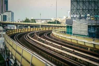 Bangkok, Tayland, 02 Mart 2025 BTS Skytrain Bangkok 'ta bir hızlı ulaşım sistemidir. BTS, verimli ve ucuz bir seyahat biçimi olarak hizmet vererek şehir genelinde uygun bir ulaşım sağlar..