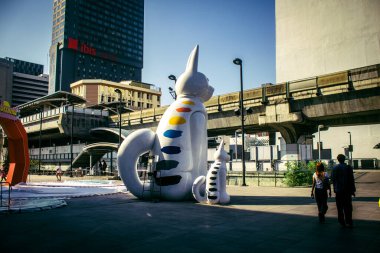 Bangkok, Tayland, 02 Mart 2025 BTS Skytrain Bangkok 'ta bir hızlı ulaşım sistemidir. BTS, verimli ve ucuz bir seyahat biçimi olarak hizmet vererek şehir genelinde uygun bir ulaşım sağlar..