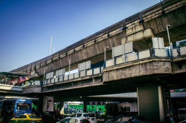 Bangkok, Tayland, 02 Mart 2025 BTS Skytrain Bangkok 'ta bir hızlı ulaşım sistemidir. BTS, verimli ve ucuz bir seyahat biçimi olarak hizmet vererek şehir genelinde uygun bir ulaşım sağlar..