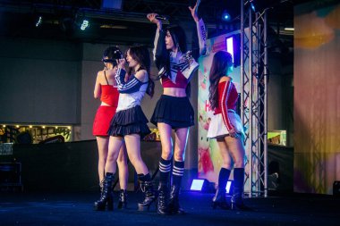 Bangkok, Tayland, 02 Mart 2025 MBK Center 'da sahne alan K-pop müzik grubu. K-pop, Güney Kore kökenli popüler bir müzik türüdür. Dünyanın dört bir yanından stiller ve türler içeriyor..
