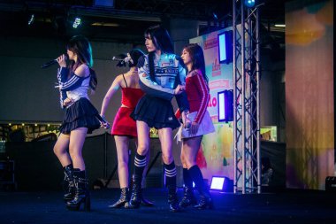 Bangkok, Tayland, 02 Mart 2025 MBK Center 'da sahne alan K-pop müzik grubu. K-pop, Güney Kore kökenli popüler bir müzik türüdür. Dünyanın dört bir yanından stiller ve türler içeriyor..