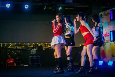 Bangkok, Tayland, 02 Mart 2025 MBK Center 'da sahne alan K-pop müzik grubu. K-pop, Güney Kore kökenli popüler bir müzik türüdür. Dünyanın dört bir yanından stiller ve türler içeriyor..