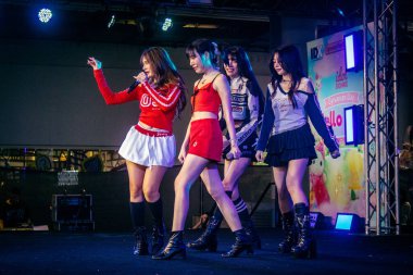 Bangkok, Tayland, 02 Mart 2025 MBK Center 'da sahne alan K-pop müzik grubu. K-pop, Güney Kore kökenli popüler bir müzik türüdür. Dünyanın dört bir yanından stiller ve türler içeriyor..