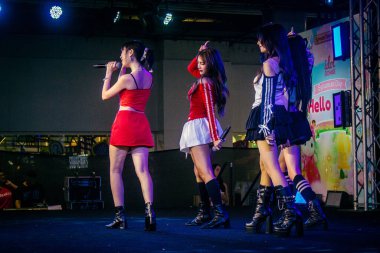 Bangkok, Tayland, 02 Mart 2025 MBK Center 'da sahne alan K-pop müzik grubu. K-pop, Güney Kore kökenli popüler bir müzik türüdür. Dünyanın dört bir yanından stiller ve türler içeriyor..