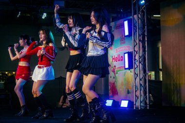 Bangkok, Tayland, 02 Mart 2025 MBK Center 'da sahne alan K-pop müzik grubu. K-pop, Güney Kore kökenli popüler bir müzik türüdür. Dünyanın dört bir yanından stiller ve türler içeriyor..