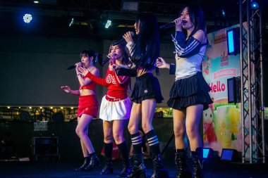 Bangkok, Tayland, 02 Mart 2025 MBK Center 'da sahne alan K-pop müzik grubu. K-pop, Güney Kore kökenli popüler bir müzik türüdür. Dünyanın dört bir yanından stiller ve türler içeriyor..