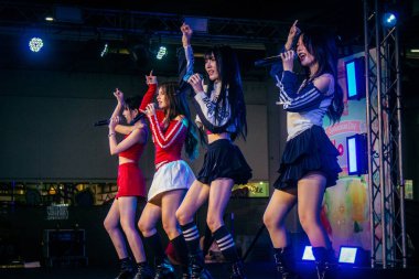 Bangkok, Tayland, 02 Mart 2025 MBK Center 'da sahne alan K-pop müzik grubu. K-pop, Güney Kore kökenli popüler bir müzik türüdür. Dünyanın dört bir yanından stiller ve türler içeriyor..