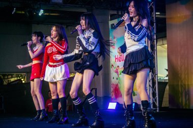 Bangkok, Tayland, 02 Mart 2025 MBK Center 'da sahne alan K-pop müzik grubu. K-pop, Güney Kore kökenli popüler bir müzik türüdür. Dünyanın dört bir yanından stiller ve türler içeriyor..