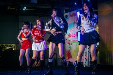 Bangkok, Tayland, 02 Mart 2025 MBK Center 'da sahne alan K-pop müzik grubu. K-pop, Güney Kore kökenli popüler bir müzik türüdür. Dünyanın dört bir yanından stiller ve türler içeriyor..