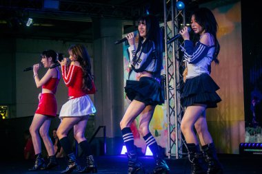Bangkok, Tayland, 02 Mart 2025 MBK Center 'da sahne alan K-pop müzik grubu. K-pop, Güney Kore kökenli popüler bir müzik türüdür. Dünyanın dört bir yanından stiller ve türler içeriyor..