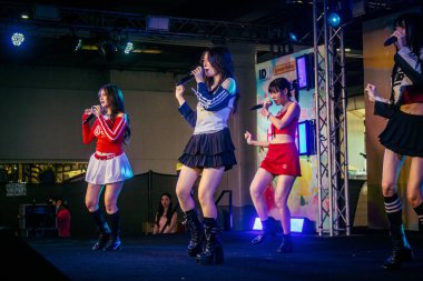 Bangkok, Tayland, 02 Mart 2025 MBK Center 'da sahne alan K-pop müzik grubu. K-pop, Güney Kore kökenli popüler bir müzik türüdür. Dünyanın dört bir yanından stiller ve türler içeriyor..
