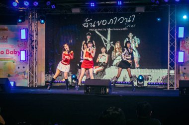 Bangkok, Tayland, 02 Mart 2025 MBK Center 'da sahne alan K-pop müzik grubu. K-pop, Güney Kore kökenli popüler bir müzik türüdür. Dünyanın dört bir yanından stiller ve türler içeriyor..