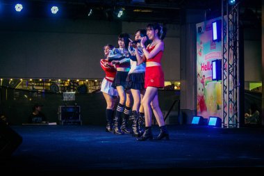 Bangkok, Tayland, 02 Mart 2025 MBK Center 'da sahne alan K-pop müzik grubu. K-pop, Güney Kore kökenli popüler bir müzik türüdür. Dünyanın dört bir yanından stiller ve türler içeriyor..