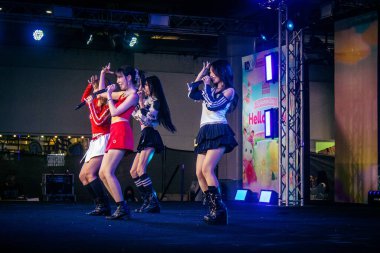 Bangkok, Tayland, 02 Mart 2025 MBK Center 'da sahne alan K-pop müzik grubu. K-pop, Güney Kore kökenli popüler bir müzik türüdür. Dünyanın dört bir yanından stiller ve türler içeriyor..