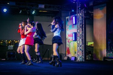 Bangkok, Tayland, 02 Mart 2025 MBK Center 'da sahne alan K-pop müzik grubu. K-pop, Güney Kore kökenli popüler bir müzik türüdür. Dünyanın dört bir yanından stiller ve türler içeriyor..