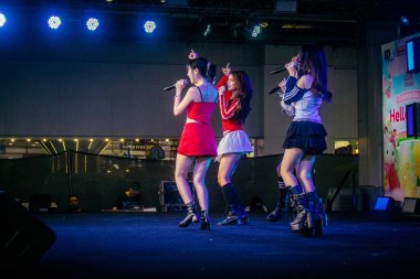 Bangkok, Tayland, 02 Mart 2025 MBK Center 'da sahne alan K-pop müzik grubu. K-pop, Güney Kore kökenli popüler bir müzik türüdür. Dünyanın dört bir yanından stiller ve türler içeriyor..