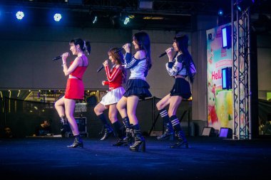 Bangkok, Tayland, 02 Mart 2025 MBK Center 'da sahne alan K-pop müzik grubu. K-pop, Güney Kore kökenli popüler bir müzik türüdür. Dünyanın dört bir yanından stiller ve türler içeriyor..