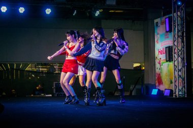 Bangkok, Tayland, 02 Mart 2025 MBK Center 'da sahne alan K-pop müzik grubu. K-pop, Güney Kore kökenli popüler bir müzik türüdür. Dünyanın dört bir yanından stiller ve türler içeriyor..