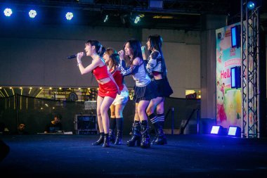 Bangkok, Tayland, 02 Mart 2025 MBK Center 'da sahne alan K-pop müzik grubu. K-pop, Güney Kore kökenli popüler bir müzik türüdür. Dünyanın dört bir yanından stiller ve türler içeriyor..