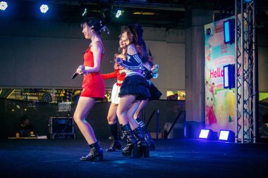 Bangkok, Tayland, 02 Mart 2025 MBK Center 'da sahne alan K-pop müzik grubu. K-pop, Güney Kore kökenli popüler bir müzik türüdür. Dünyanın dört bir yanından stiller ve türler içeriyor..
