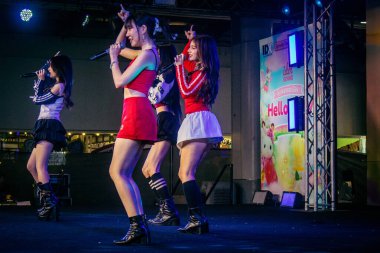 Bangkok, Tayland, 02 Mart 2025 MBK Center 'da sahne alan K-pop müzik grubu. K-pop, Güney Kore kökenli popüler bir müzik türüdür. Dünyanın dört bir yanından stiller ve türler içeriyor..