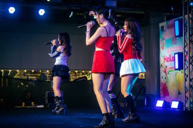 Bangkok, Tayland, 02 Mart 2025 MBK Center 'da sahne alan K-pop müzik grubu. K-pop, Güney Kore kökenli popüler bir müzik türüdür. Dünyanın dört bir yanından stiller ve türler içeriyor..