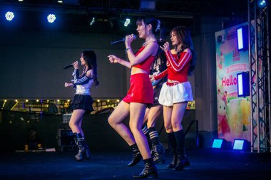 Bangkok, Tayland, 02 Mart 2025 MBK Center 'da sahne alan K-pop müzik grubu. K-pop, Güney Kore kökenli popüler bir müzik türüdür. Dünyanın dört bir yanından stiller ve türler içeriyor..