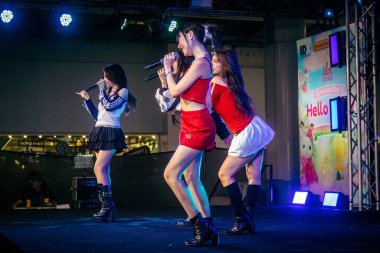 Bangkok, Tayland, 02 Mart 2025 MBK Center 'da sahne alan K-pop müzik grubu. K-pop, Güney Kore kökenli popüler bir müzik türüdür. Dünyanın dört bir yanından stiller ve türler içeriyor..