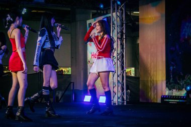 Bangkok, Tayland, 02 Mart 2025 MBK Center 'da sahne alan K-pop müzik grubu. K-pop, Güney Kore kökenli popüler bir müzik türüdür. Dünyanın dört bir yanından stiller ve türler içeriyor..