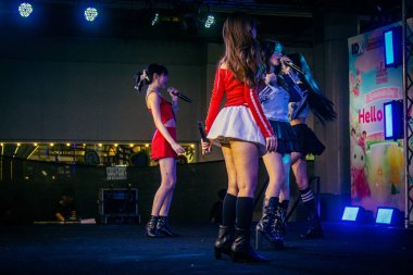 Bangkok, Tayland, 02 Mart 2025 MBK Center 'da sahne alan K-pop müzik grubu. K-pop, Güney Kore kökenli popüler bir müzik türüdür. Dünyanın dört bir yanından stiller ve türler içeriyor..