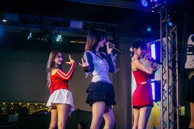 Bangkok, Tayland, 02 Mart 2025 MBK Center 'da sahne alan K-pop müzik grubu. K-pop, Güney Kore kökenli popüler bir müzik türüdür. Dünyanın dört bir yanından stiller ve türler içeriyor..