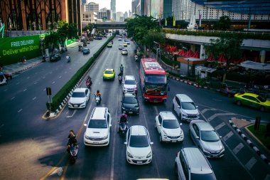 Bangkok, Tayland, Mart 04, 2025 Tayland 'ın başkenti Bangkok sokaklarında trafik sıkışıklığı. Canlı sokak hayatı, zengin kültür mirası ve hareketli pazarlarıyla ünlüdür..