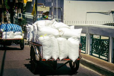 Bangkok, Tayland, Mart 04, 2025 Tayland 'ın başkenti Bangkok sokaklarında trafik sıkışıklığı. Canlı sokak hayatı, zengin kültür mirası ve hareketli pazarlarıyla ünlüdür..