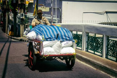 Bangkok, Tayland, Mart 04, 2025 Tayland 'ın başkenti Bangkok sokaklarında trafik sıkışıklığı. Canlı sokak hayatı, zengin kültür mirası ve hareketli pazarlarıyla ünlüdür..