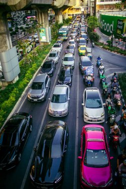 Bangkok, Tayland, Mart 04, 2025 Tayland 'ın başkenti Bangkok sokaklarında trafik sıkışıklığı. Canlı sokak hayatı, zengin kültür mirası ve hareketli pazarlarıyla ünlüdür..