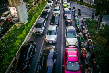 Bangkok, Tayland, Mart 04, 2025 Tayland 'ın başkenti Bangkok sokaklarında trafik sıkışıklığı. Canlı sokak hayatı, zengin kültür mirası ve hareketli pazarlarıyla ünlüdür..