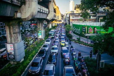 Bangkok, Tayland, Mart 04, 2025 Tayland 'ın başkenti Bangkok sokaklarında trafik sıkışıklığı. Canlı sokak hayatı, zengin kültür mirası ve hareketli pazarlarıyla ünlüdür..