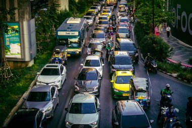 Bangkok, Tayland, Mart 04, 2025 Tayland 'ın başkenti Bangkok sokaklarında trafik sıkışıklığı. Canlı sokak hayatı, zengin kültür mirası ve hareketli pazarlarıyla ünlüdür..